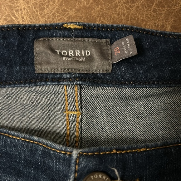 Torrid 5 button Jean shorts. Very good condition. Size 20 - Picture 2 of 4